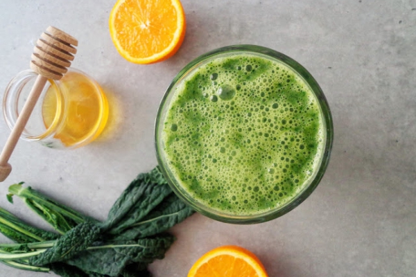 Zielony koktajl z jarmużem, bananem i pomarańczą (Smoothie verde con cavolo verde, banana e arancia)