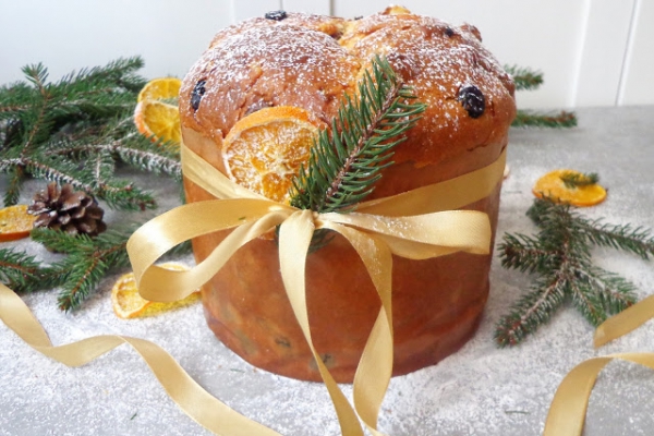 Tradycyjne włoskie panettone (Panettone con lievito di birra)