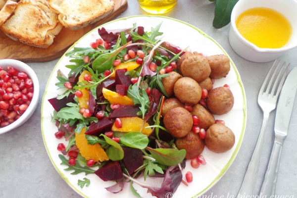 Pomarańczowa sałatka z burakami i pulpecikami (Insalata con barbabietole, arance e polpettine di bovino)
