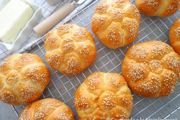 Kajzerki ziemniaczane z sezamem (Panini alle patate con semi di sesamo)