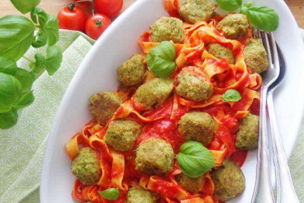 Tagliatelle z brokułowymi pulpecikami i sosem pomidorowym (Tagliatelle con polpettine di broccoli e sugo al pomodoro)