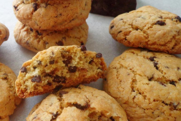 Ciasteczka z kawałkami czekolady (Cookies con gocce di cioccolato)