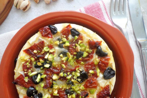 Pieczony camembert z suszonymi pomidorami i oliwkami (Camembert al forno con pomodori secchi e olive)