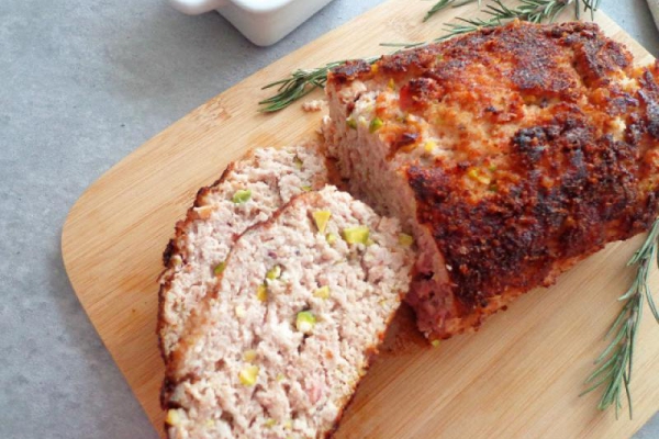 Pulpet drobiowy z pistacjami (Polpettone di carne bianca con pistacchi)