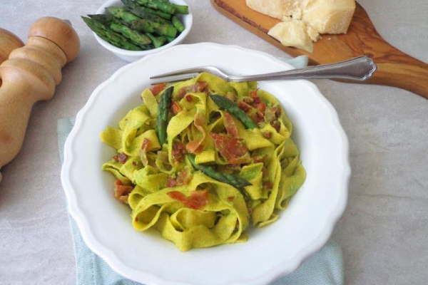 Makaron ze szparagami i wędzoną szynką (Pasta con pesto di asparagi e speck)