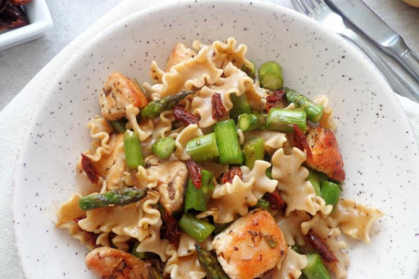 Razowy makaron ze szparagami, indykiem i suszonymi pomidorami (Pasta integrale con asparagi, pomodori secchi e tacchino)