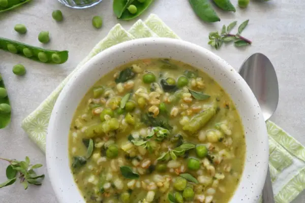 Wiosenna zupa z groszkiem, fasolką szparagową i ziarnami zbóż (Minestrone con piselli, fagiolini e cereali)
