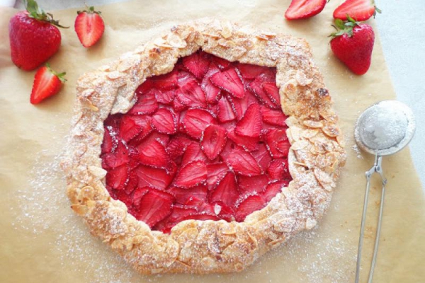 Galette z truskawkami i migdałami (Galette di fragole e mandorle)