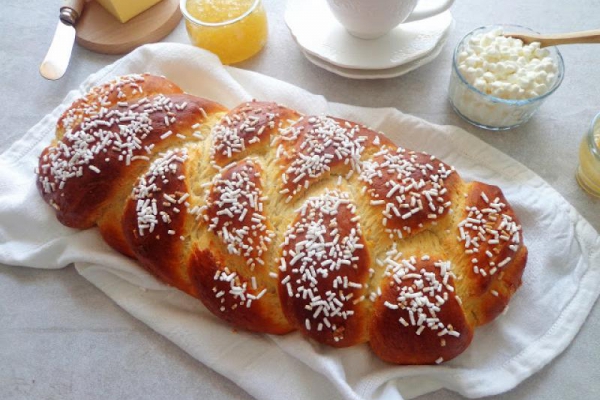 Puszysta chałka z ricottą (Treccia di pan brioche con ricotta)