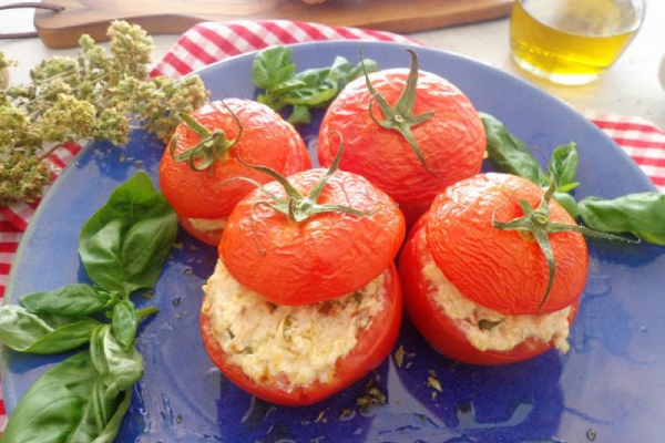Faszerowane pomidory kaszą jaglaną, suszonymi pomidorami i oliwkami (Pomodori ripieni di miglio, pomodori secchi e olive)