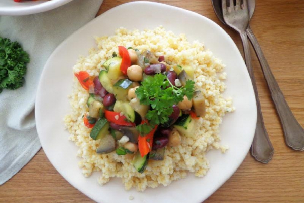 Aromatyczne ratatouille z kaszą jaglaną, ciecierzycą i czerwoną fasolą (Ratatouille con ceci, fagioli rossi e miglio)