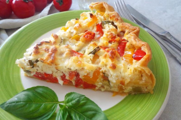 Tarta na francuskim cieście z cukinią, papryką i fetą (Torta di sfoglia con zucchine, peperoni e feta)