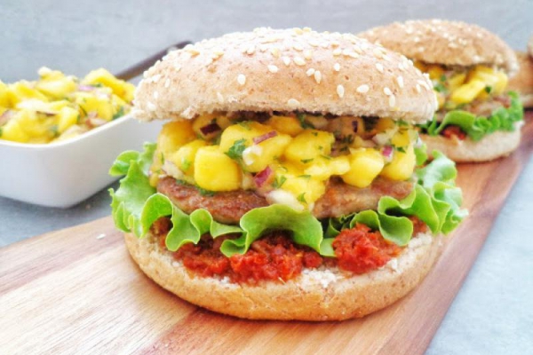 Hamburger wołowo-wieprzowy z salsą mango (Hamburger di suino e bovino con salsa al mango)