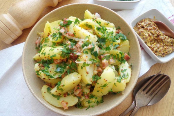 Sałatka ziemniaczana z boczkiem w sosie musztardowym (Insalata di patate con pancetta e salsa di senape)