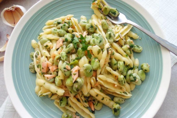Makaron z bobem i wędzonym łososiem (Pasta con fave e salmone affumicato)