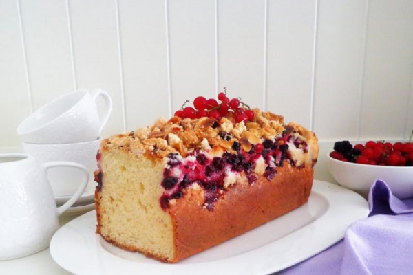 Drożdżówka z owocami leśnymi i kruszonką (Brioche con crumble e frutti di bosco)