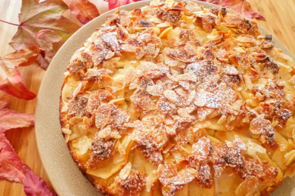 Migdałowe ciasto z jabłkami i marcepanem (Torta di mele e marzapane)
