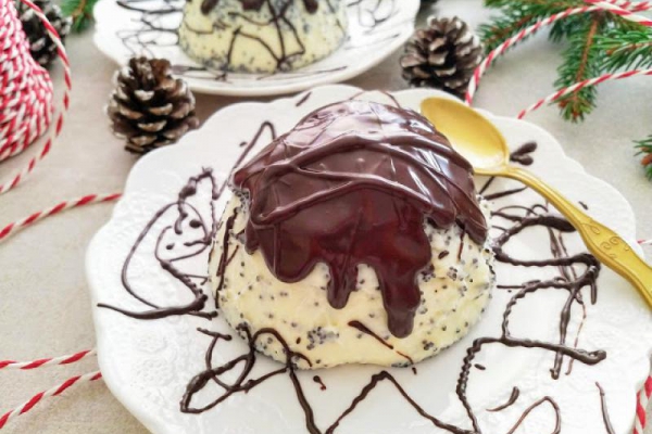 Panna cotta z makiem i białą czekoladą (Panna cotta con semi di papavero e cioccolato bianco)
