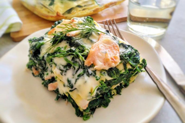 Lasagne ze szpinakiem i wędzonym łososiem (Lasagne con spinaci e salmone affumicato)