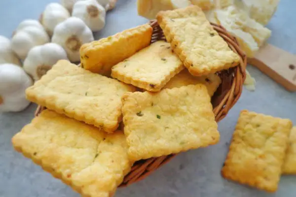 Krakersy z czosnkiem i szczypiorkiem (Cracker all aglio e erba cipollina)