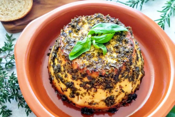 Pieczona ricotta z ziołami (Ricotta al forno con erbe aromatiche)