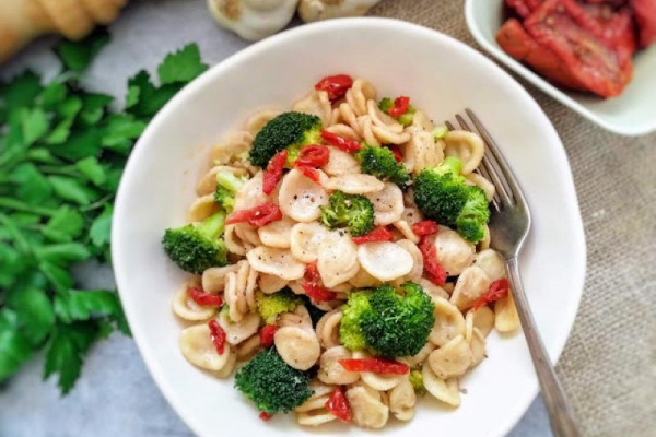 Makaron orecchiette z brokułami, suszonymi pomidorami i tuńczykiem (Orecchiette con broccoli, pomodori secchi e tonno)
