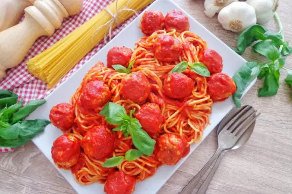 Spaghetti w sosie pomidorowym z pulpecikami (Spaghetti con polpettine al sugo di pomodoro)