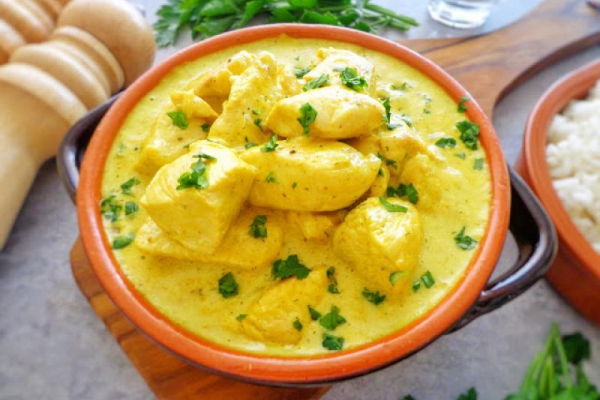 Kuczak curry w sosie śmietanowym (Pollo al curry e panna)