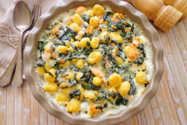Gnocchi zapiekane ze szpinakiem, wędzonym łososiem i beszamelem (Gratin di gnocchi con spinaci e salmone affumicato)
