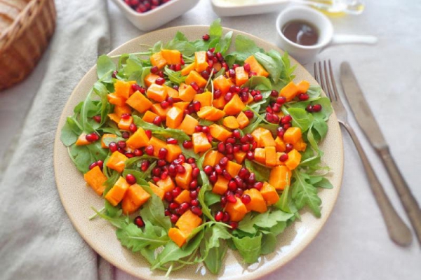 Sałatka z pieczonymi batatami i balsamicznym dressingiem (Insalata con patate dolci e dressing di balsamico)