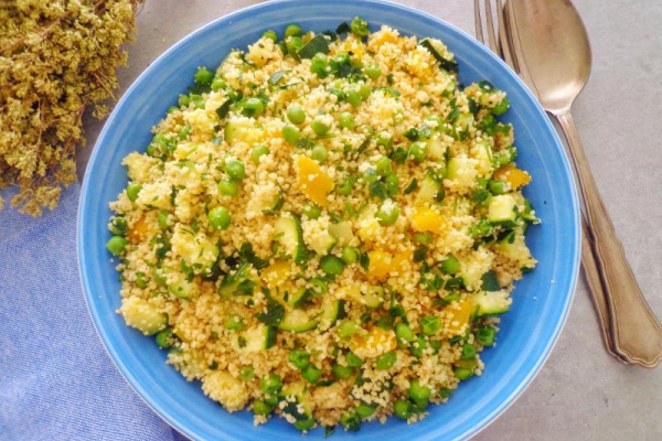 Sałatka z kuskusem z cukinią, groszkiem i papryką (Insalata di couscous con piselli, zucchine e peperoni)