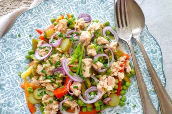 Kolorowa sałatka z tuńczykiem (Insalata di tonno)