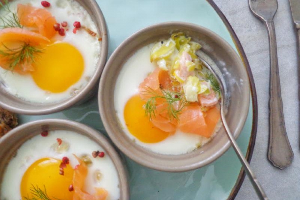 Zapiekane jajka z porem i wędzonym łososiem (Uova in cocotte con porri e salmone affumicato)