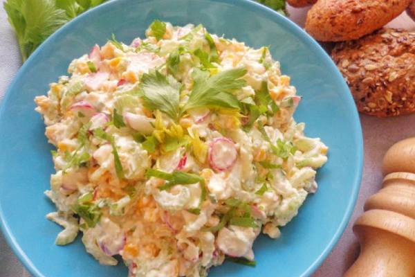 Sałatka z fetą, selerem, rzodkiewkami i kukurydzą (Insalata con feta, sedano, ravanelli e mais)