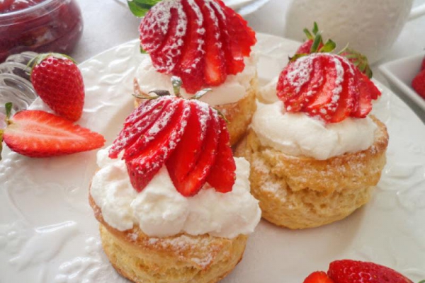 Angielski bułeczki scones na kefirze (Scones - panini inglesi)