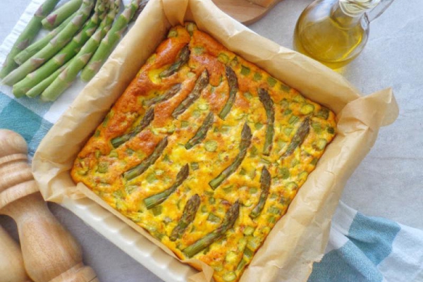 Pieczona frittata ze szparagami (Frittata con asparagi al forno)