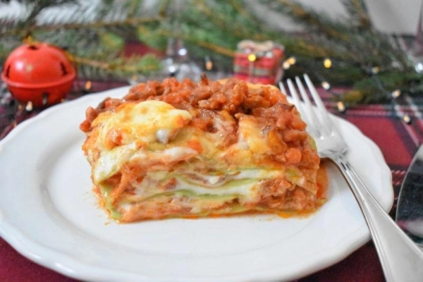 Tradycyjna włoska lasagne alla bolognese z domowym makaronem