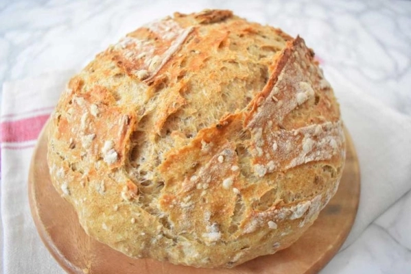 Chleb z ziarnami pieczony w garnku