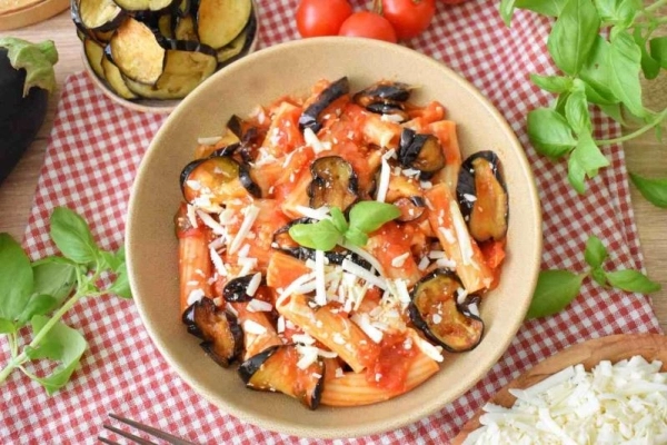 Makaron z bakłażanami w sosie pomidorowym – „Pasta alla norma”