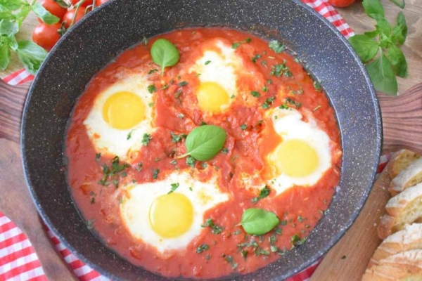 Neapolitańskie jajka w sosie pomidorowym – „Uova in purgatorio”