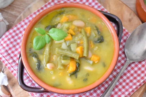 Włoska zupa „Minestrone alla genovese” z pesto