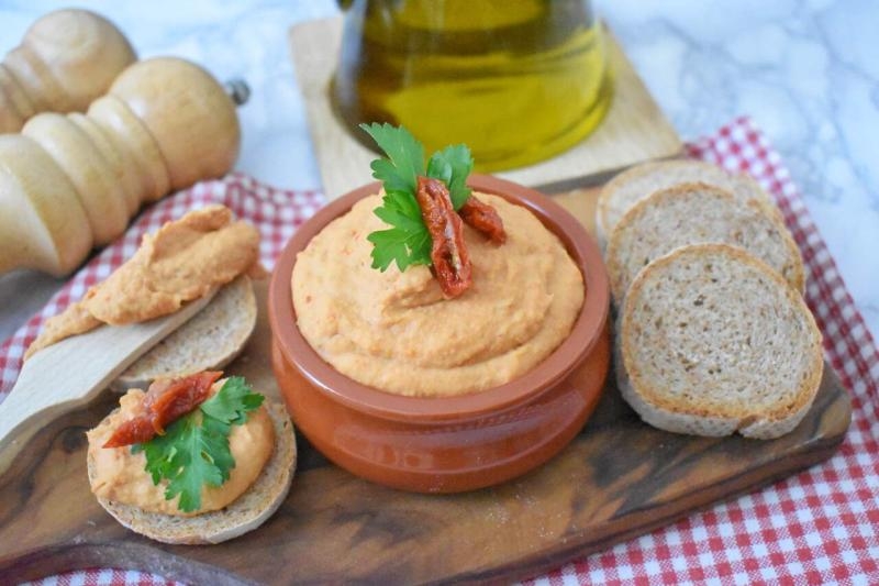 Hummus z czerwonej soczewicy i suszonych pomidorów