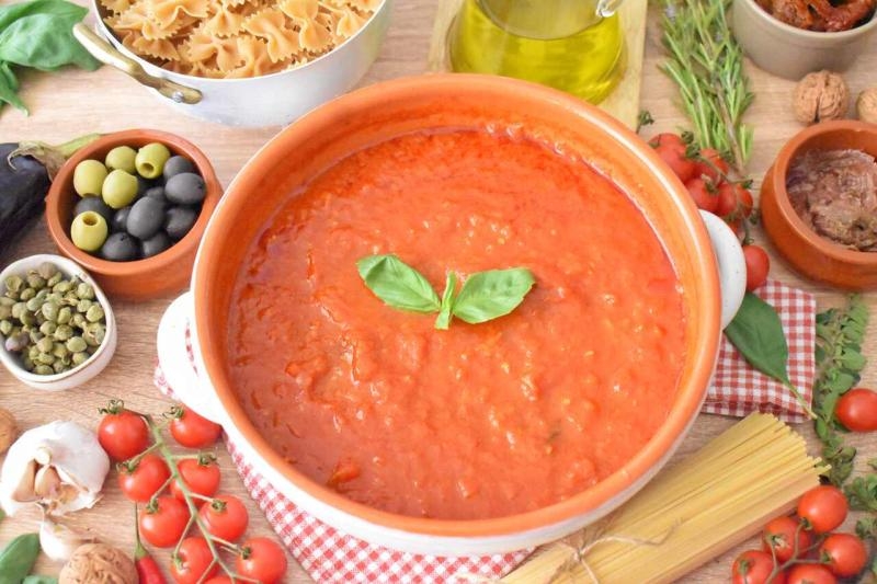 Sos pomidorowy do makaronu – 5 przepisów