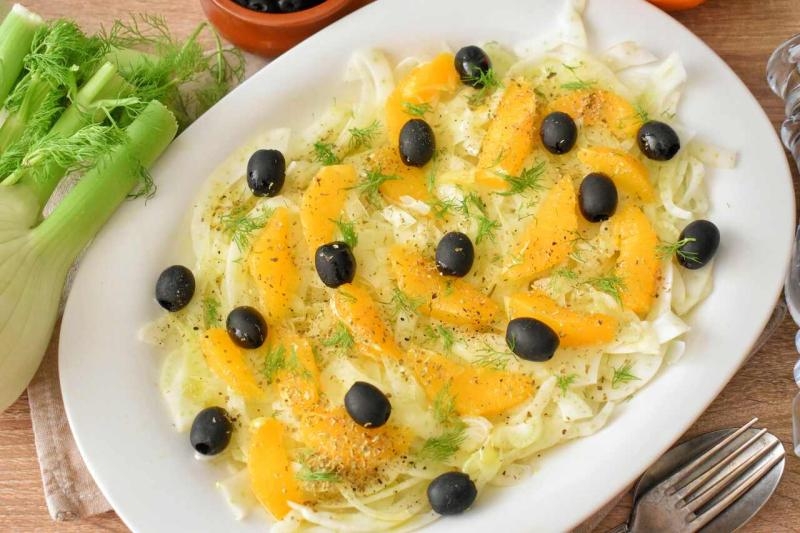 Sałatka po sycylijsku z fenkułem, pomarańczami i oliwkami