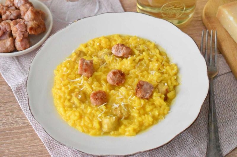 Włoskie risotto alla monzese z szafranem i kiełbasą salsiccia
