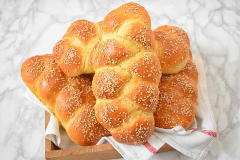 Bułeczki drożdżowe warkocze z sezamem