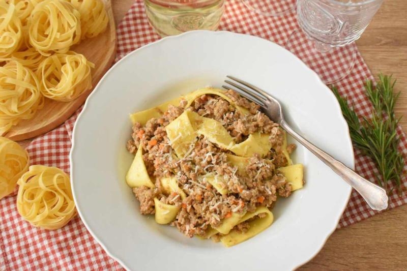 Ragù bianco – kremowy sos mięsny do makaronu z Bolonii