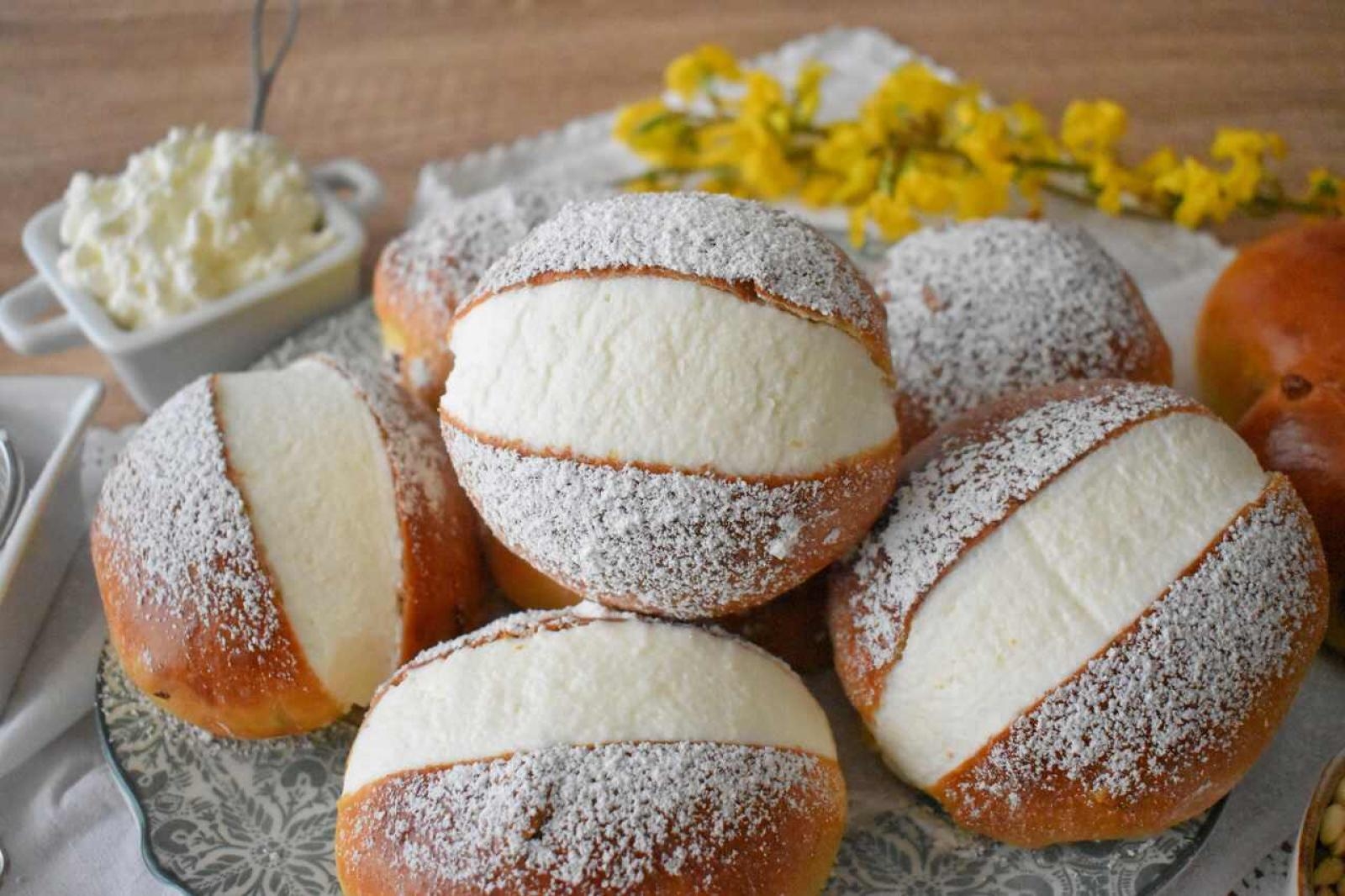 Wielkanocne włoskie bułeczki „Maritozzo quaresimale” z rodzynkami