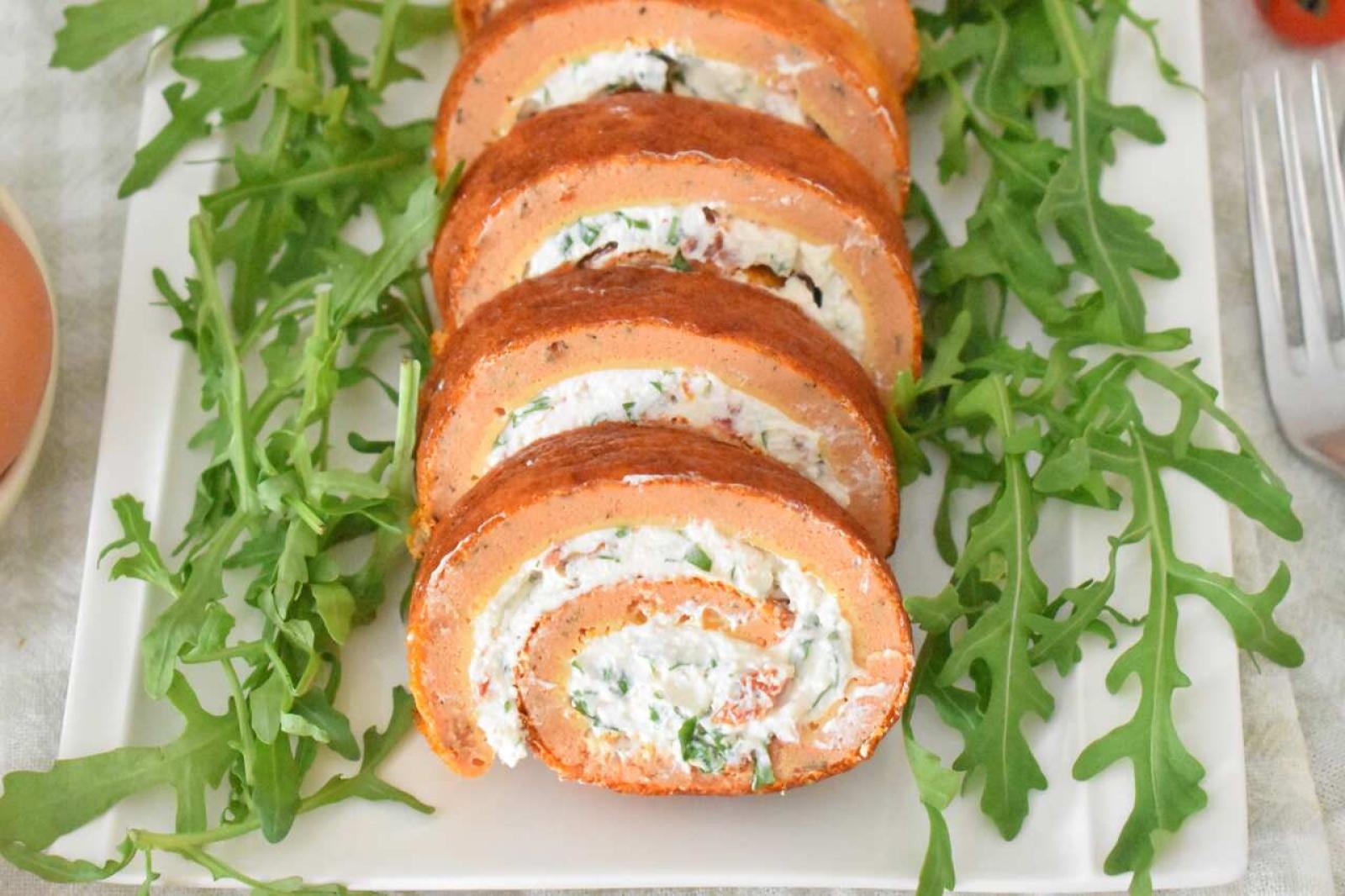 Rolada omletowa z nadzieniem z ricotty, rukoli i suszonych pomidorów