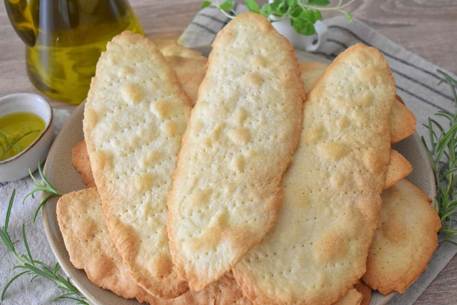 Ciappe liguri – chrupiące włoskie placki z oliwą (tylko 4 składniki bez drożdży)